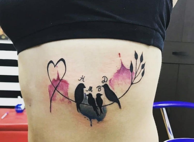 tattoo familie vögel schwalben initialen watercolor effekt