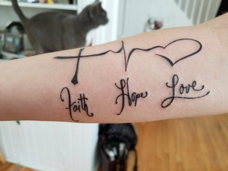 tattoo glaube hoffnung liebe unterarm groß schrift