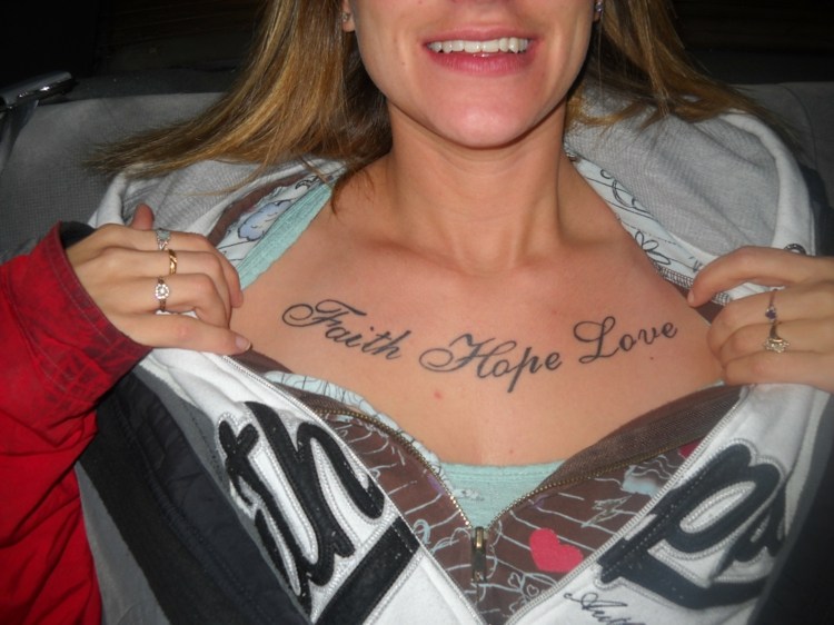 tattoo liebe glaube hoffnung groß schriftzug brust frau