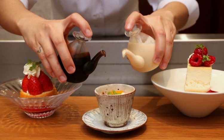 teppanyaki platte plattengriller japanisch kochen exotische gerichte fisch schön präsentiert chefkoch dessert nachtisch arrangieren kaffee tee