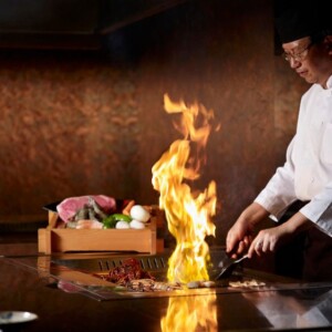teppanyaki platte plattengriller japanisch kochen exotische gerichte fisch schön präsentiert chefkoch fähigkeiten demonstrieren