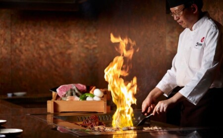 teppanyaki platte plattengriller japanisch kochen exotische gerichte fisch schön präsentiert chefkoch fähigkeiten demonstrieren