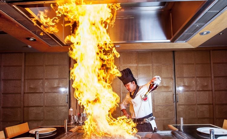 teppanyaki platte plattengriller japanisch kochen exotische gerichte fisch schön präsentiert chefkoch fähigkeiten demonstrieren feuer