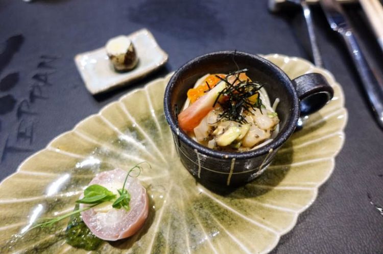 teppanyaki platte plattengriller japanisch kochen exotische gerichte meeresfrüchte fisch schön präsentiert chefkoch