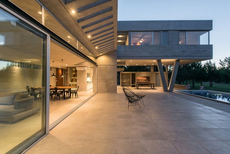 terrasse betonhaus glasschiebetüren statt außenwand