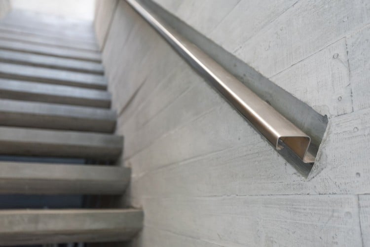 treppe beton handlauf metall