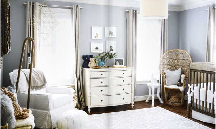 Boho Babyzimmer Aftika Pfauensessel weiße Möbel hellblaue Wandfarbe