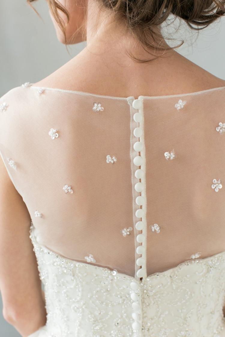 Brautkleid Illusion rückenfrei Tüll mit Perlen bestickt Knopfleiste