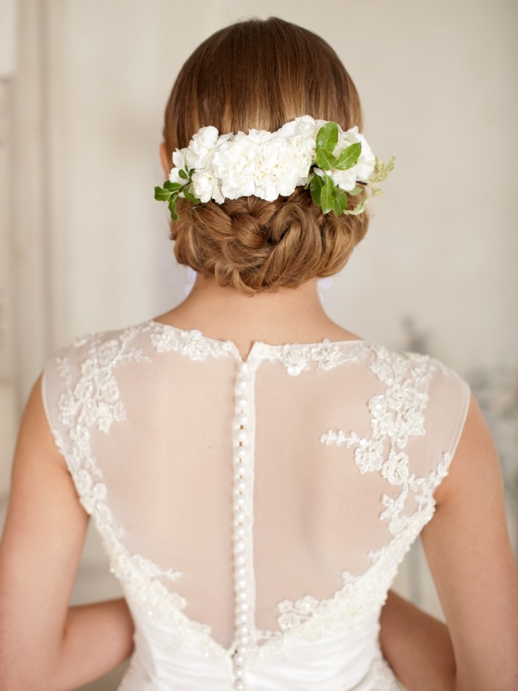 Brautkleid Rücken Tüll Spitze Perlenknöpfe Chignon-Frisur mit weißen Blumen