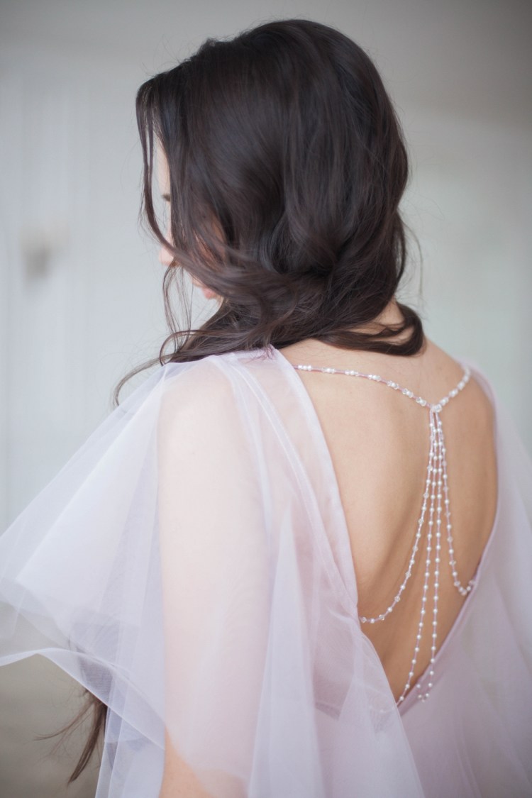 Brautkleid rückenfrei Perlenkette Tüllärmel Vintage