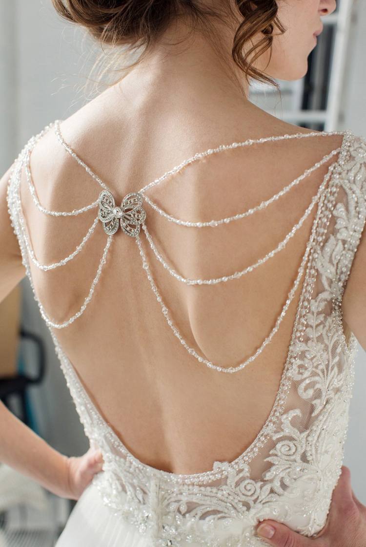 Brautkleid rückenfrei Perlenketten Brosche Akzent am Rücken