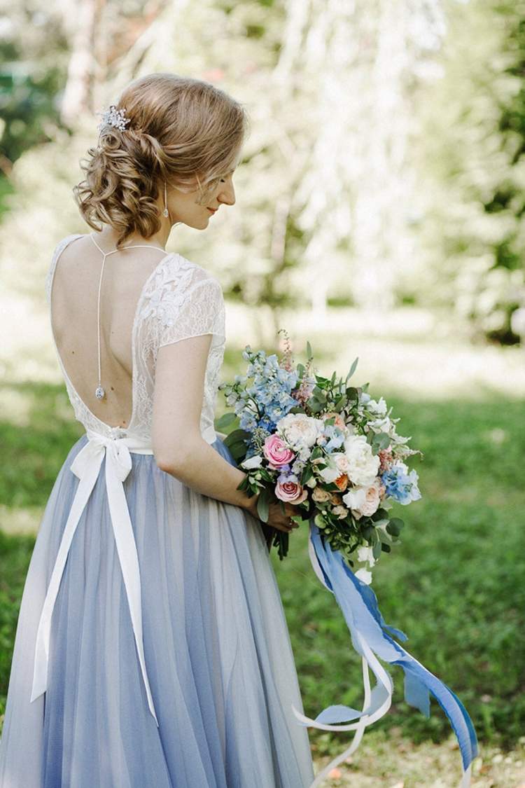 Brautkleid rückenfrei blau Tüllrock Kette am Rücken