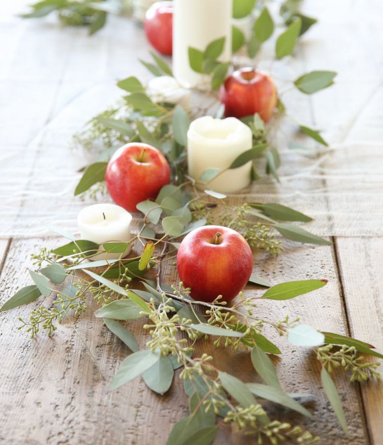 Herbst Tischdeko Natur Apfel weiße Kerzen Lorbeer