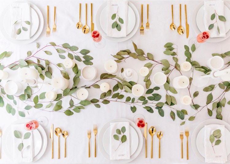 Herbst Tischdeko Natur Lorbeerblätter gold besteck weiße kerzen