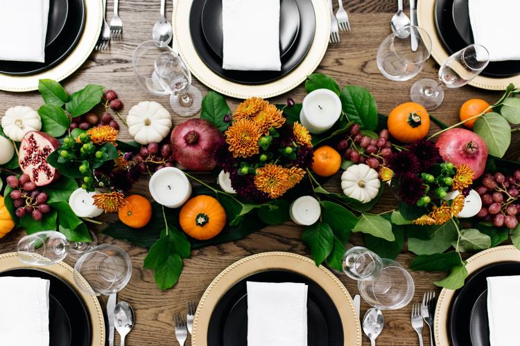 Herbst Tischdeko im Natur-Look Zierkürbisse Granatapfel weiße Kerzen