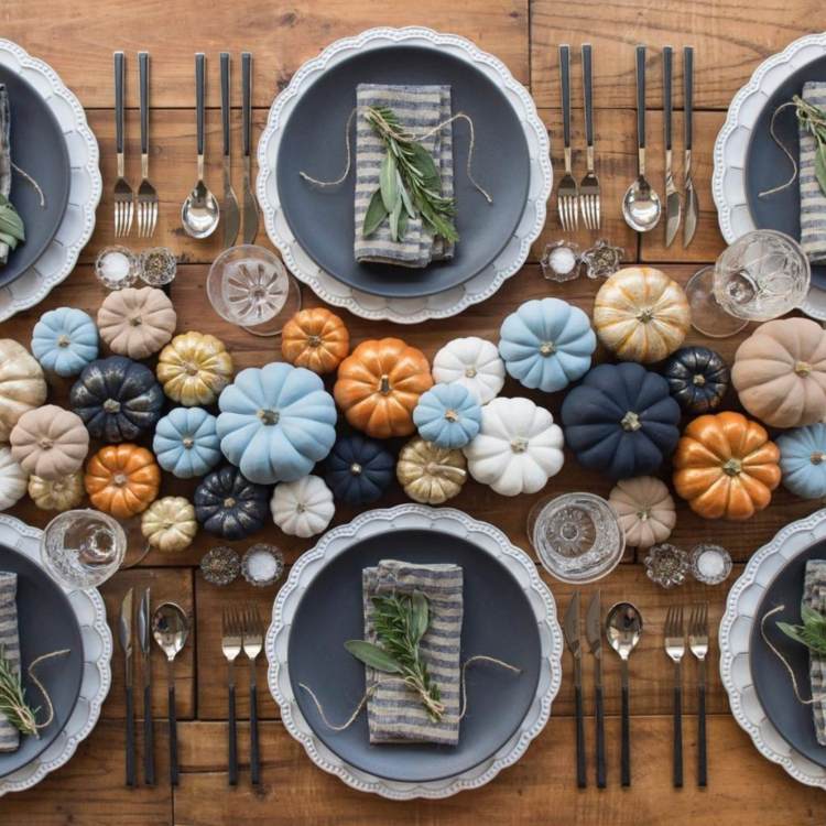 Herbst Tischdeko im Natur-Look Zierkürbisse blau weiß färben