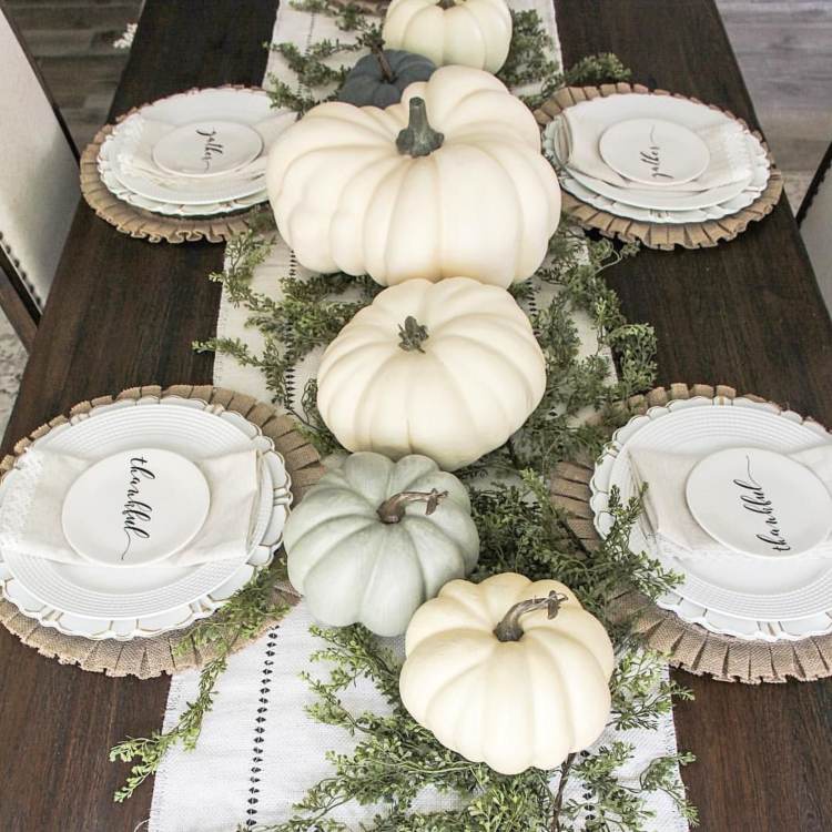 Herbst Tischdeko Natur weiße Zierkürbisse Strauchzweige
