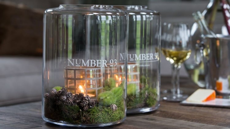 Herbstdeko im großen Glas mit Kerze Kunstmoos Mini Zapfen arrangieren