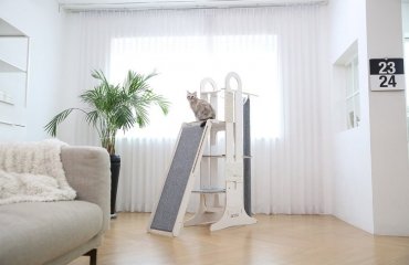 Katzenturm mit Rutsche optisch modern gehalten weiß grau Wohnzimmer