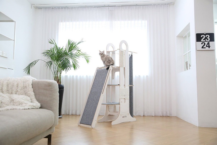 Katzenturm mit Rutsche optisch modern gehalten weiß grau Wohnzimmer