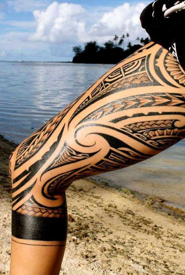 Maorie Tattoo Frau Bein Zacken polynesische Motive Beeutung