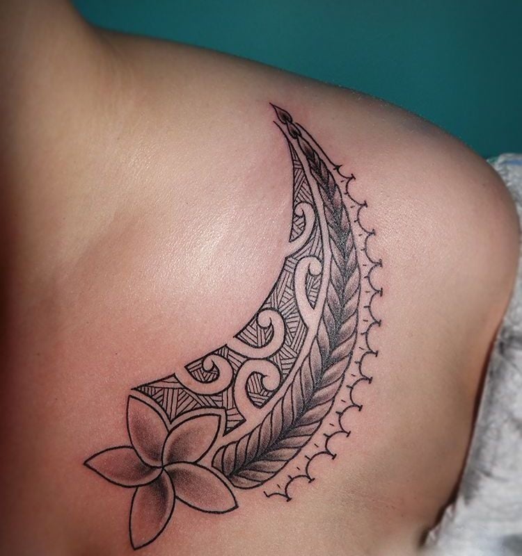 Maorie Tattoo Frau Frangipani Blume Motive Wellen Zacken Brust Schulter