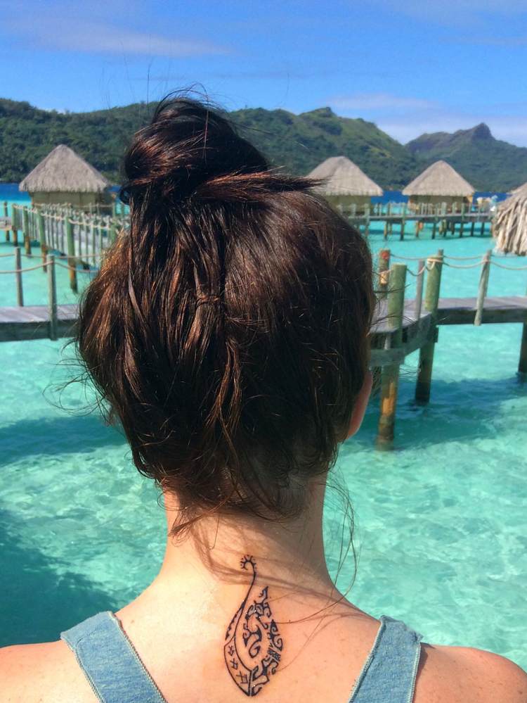 Maorie Tattoo Frau Rücken Genick Angelhaken Stärke Willenskraft