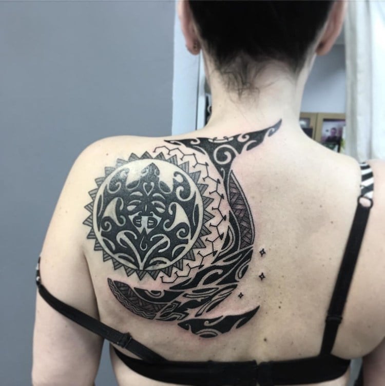 Maorie Tattoo Frau Rücken Sonne Schildkröte Wal Tribal
