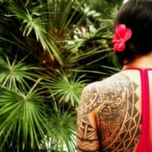 Maorie Tattoo Frau Rücken Zacken Blumen geometrisch Hawaii