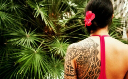 Maorie Tattoo Frau Rücken Zacken Blumen geometrisch Hawaii