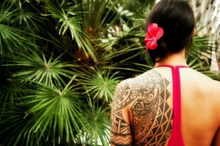 Maori Tattoos Rücken Zacken Blumen geometrisch Hawaii