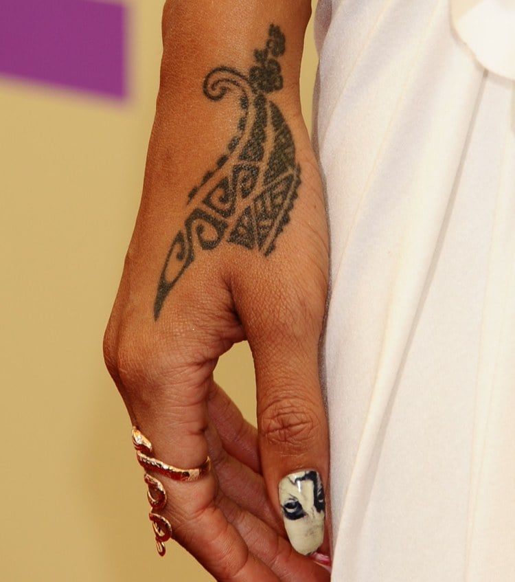 Maorie Tattoo Hand Frau Tribal Blumen Welle