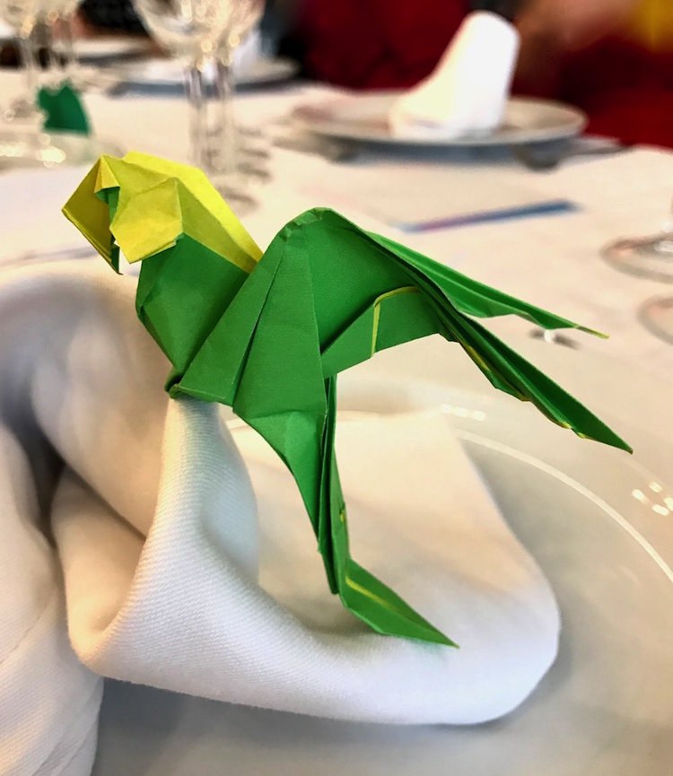 Origami Vogel Papagei Grün Gelb zweifarbiges Papier Tischdeko Serviette