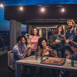 Terrasse feiern Urlaubsfeeling Freunde