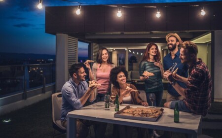 Terrasse feiern Urlaubsfeeling Freunde