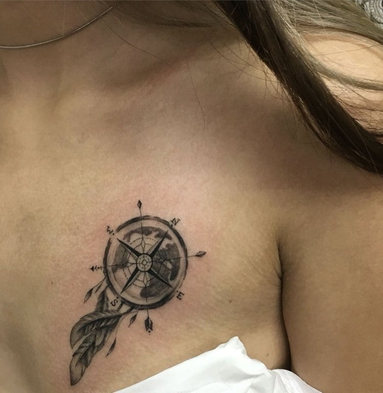Traumfänger Tattoo Kompass zwei Federn Brust