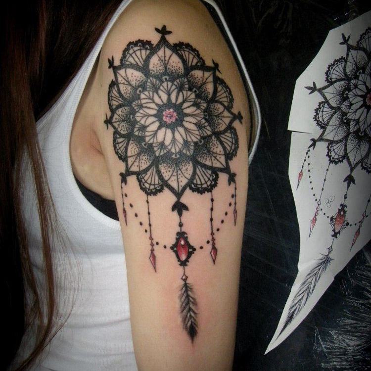 Traumfänger Tattoo Mandala Blume Oberarm rote Details