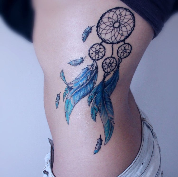 Traumfänger Tattoo Rippen Frau blaue Federn
