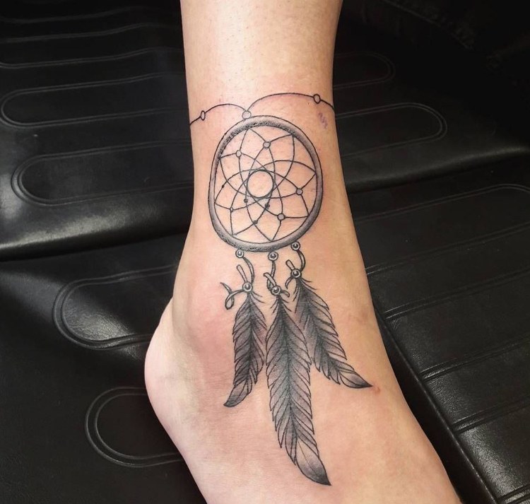 Traumfänger Tattoo am Fuß Knöchel einfach drei Federn