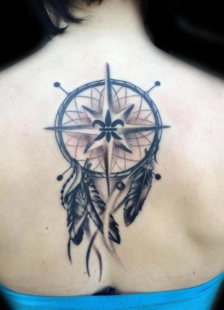 Traumfänger Tattoo am Rücken Fleur de Lis Kompass
