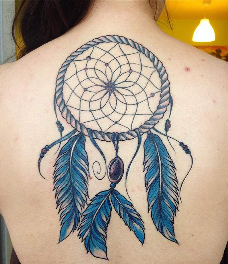 Traumfänger Tattoo am Rücken groß blaue Federn Frau