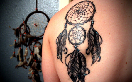 Traumfänger Tattoo blaue Perlen Rücken Groß