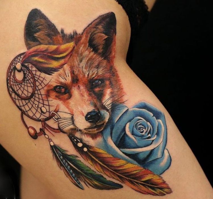 Traumfänger Tattoo bunt Fuchs Hüfte Oberschenkel blaue Rose
