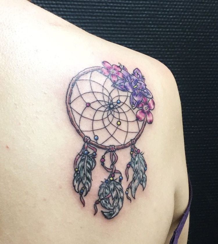Traumfänger Tattoo bunt mit Blumen Schulterblatt Frau Rücken