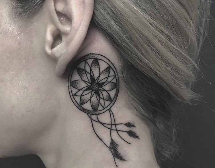 Traumfänger Tattoo hinter dem Ohr Dotwork