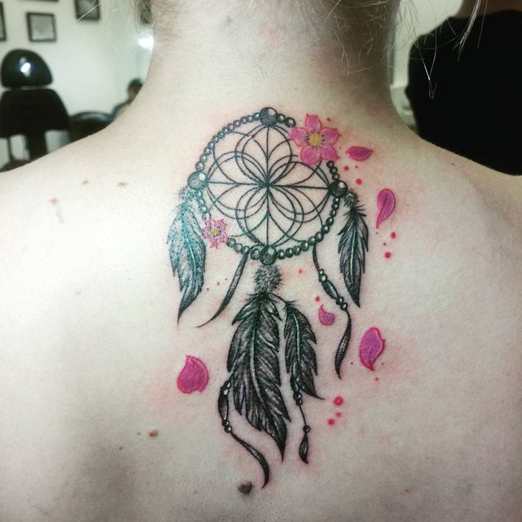 Traumfänger Tattoo mit Kirschblüten in pink Rücken Nacken Frau