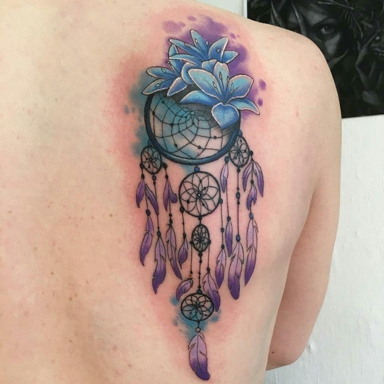 Traumfänger Tattoo mit Lilien am Rücken Lila Blau
