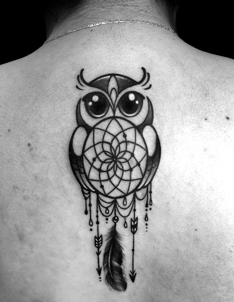 Eule mit Traumfänger Tattoo Nacken Rücken süß Pfeile ein Feder Mandala