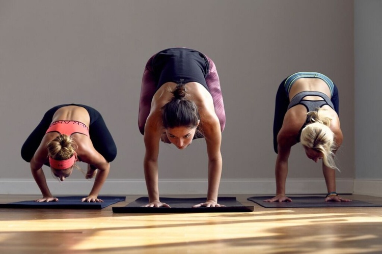 abnehmen mit yoga power yogastil gruppe yogastudio