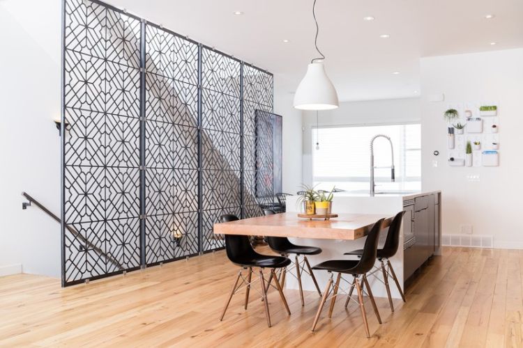absturzsicherung treppengitter metall orientalische muster esstisch modern minimalistisch skandinavisch design kücheninsel küchenspüle